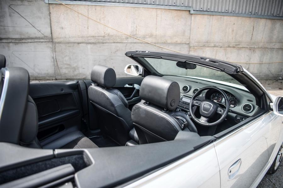 Интерьер Audi A3 2.0 TDI S-Line Cabriolet (8PA) 2008 года  (фото 9 из 13)